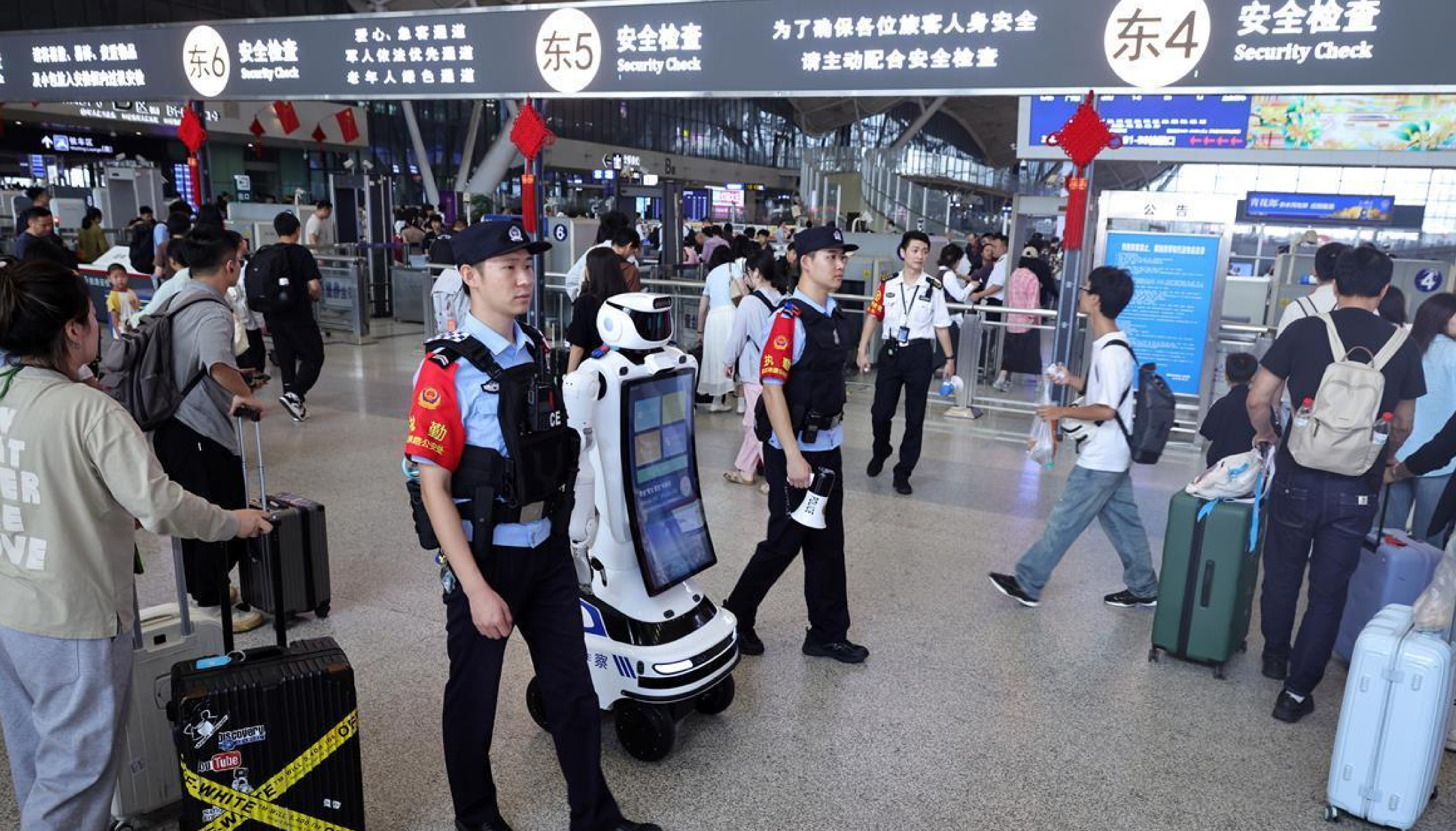 盛视机器人"警宝“国庆护航首秀获央视等权威媒体广泛关注，智慧警务打造城市安全守护新典范